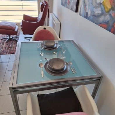 zeezich uitschuifbare eettafel vakantieverhuur in Oostende living montebello